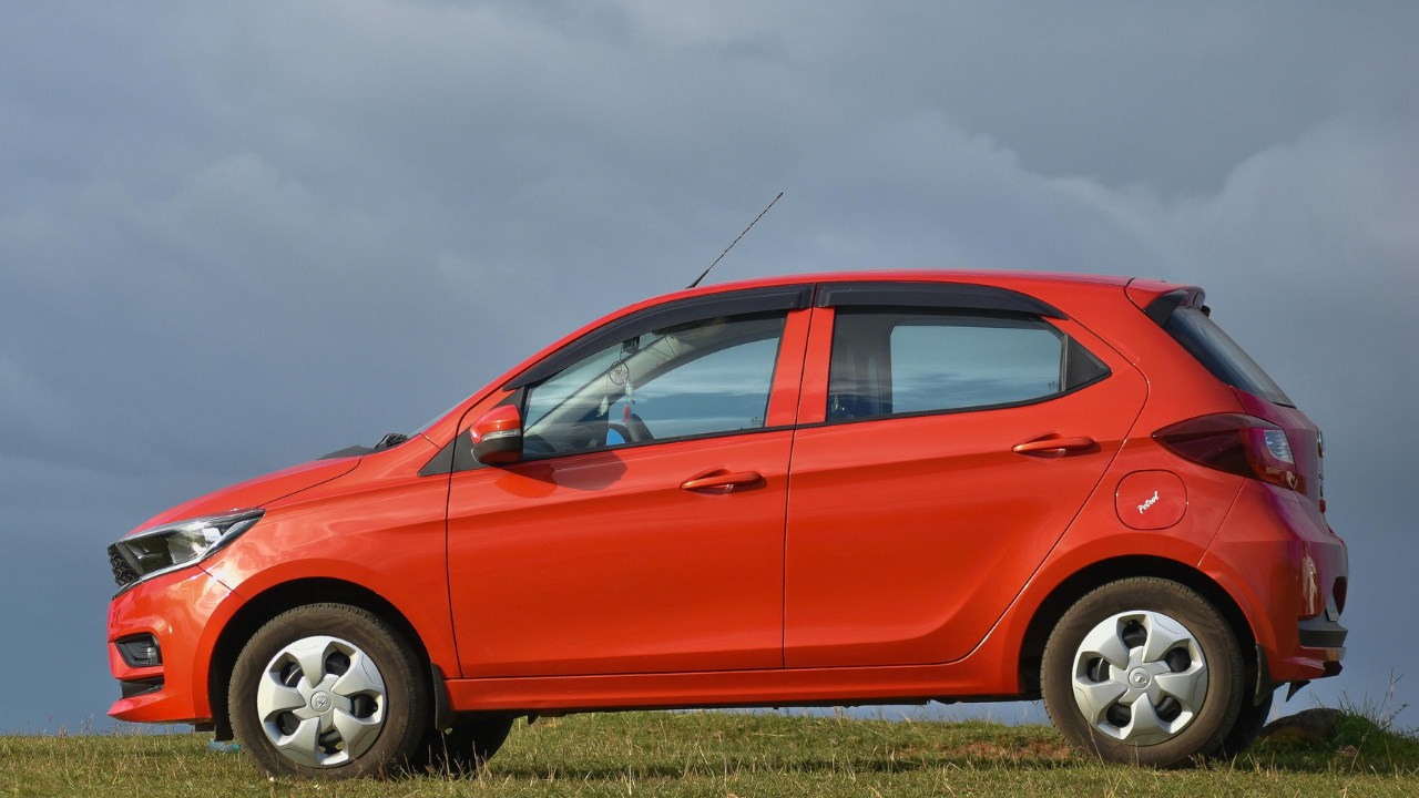 tata tiago on road price